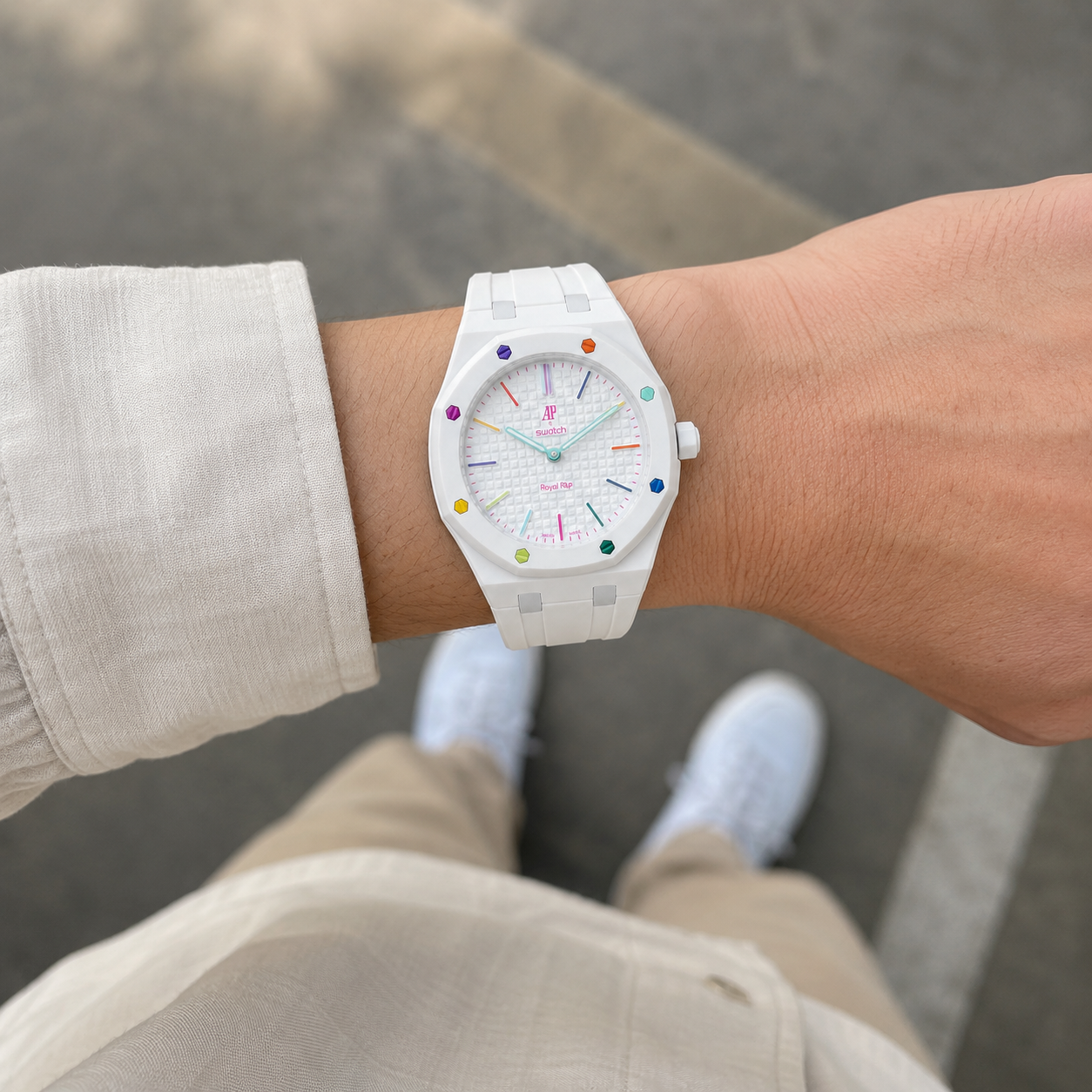 Bracelet Royal Pop Cream Huit Blanc porté au poignet sur AP × Swatch