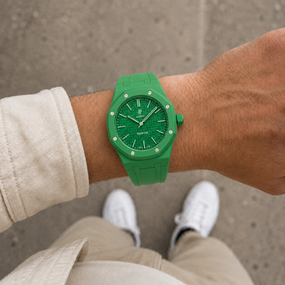Bracelet Royal Pop Forest Green Eight porté au poignet sur AP × Swatch