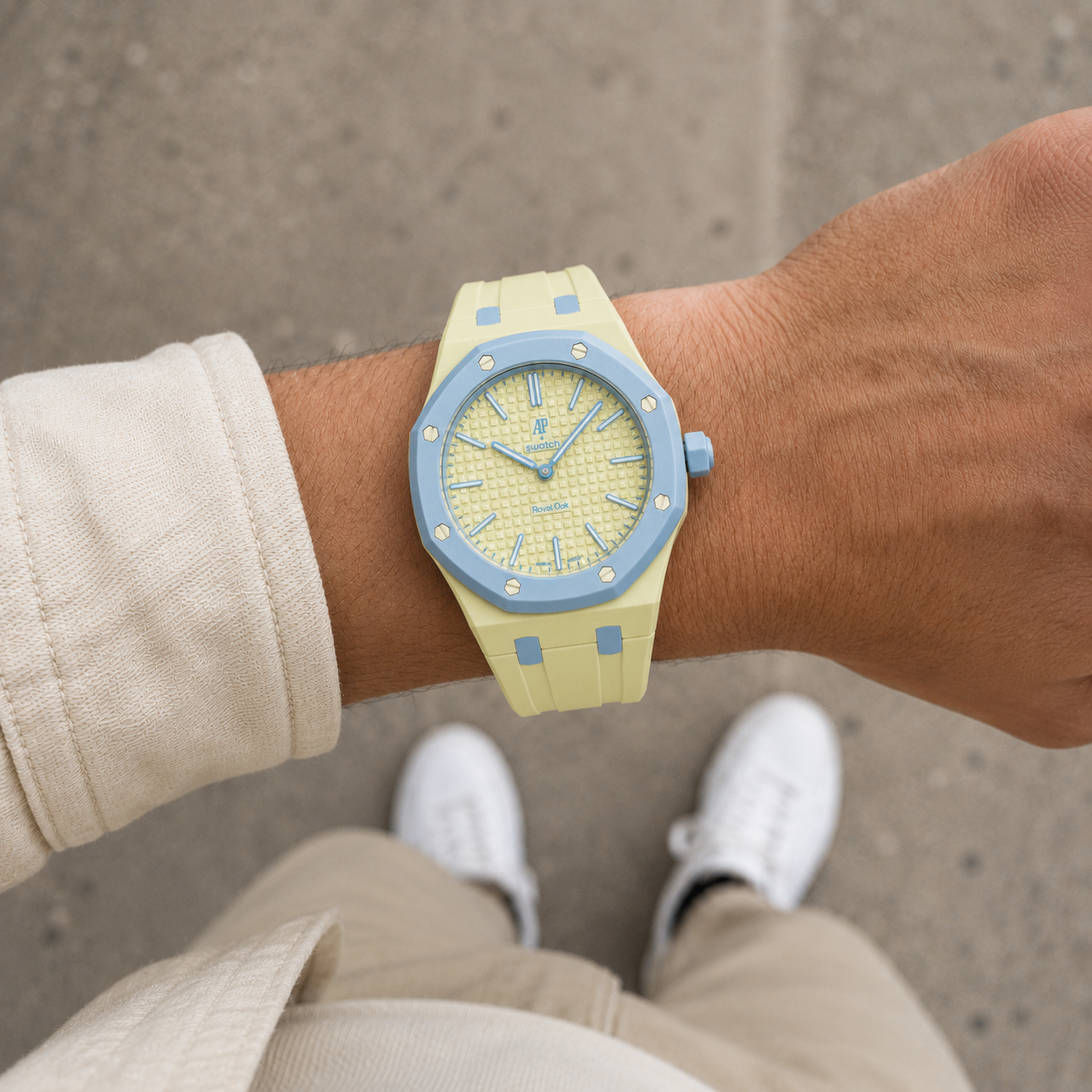 Bracelet Royal Pop Pale Teal Blaue Acht porté au poignet sur AP × Swatch