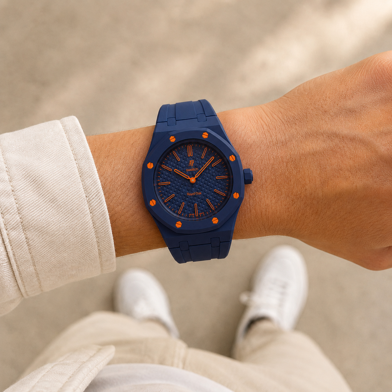 Bracelet Royal Pop Navy Orenji Hachi porté au poignet sur AP × Swatch