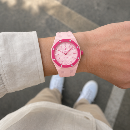 Bracelet Royal Pop Cherry Red Otto Rosso porté au poignet sur AP × Swatch